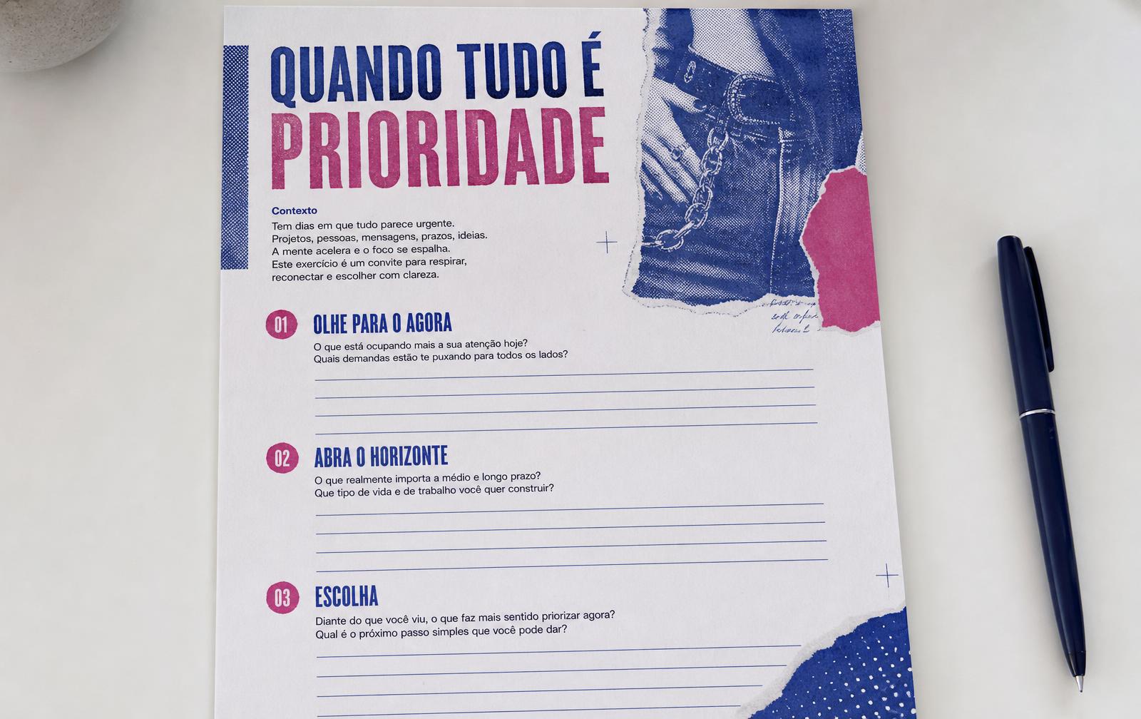 Workbook impresso Quando tudo \u00e9 prioridade com espa\u00e7os para escrever ao lado de uma caneta