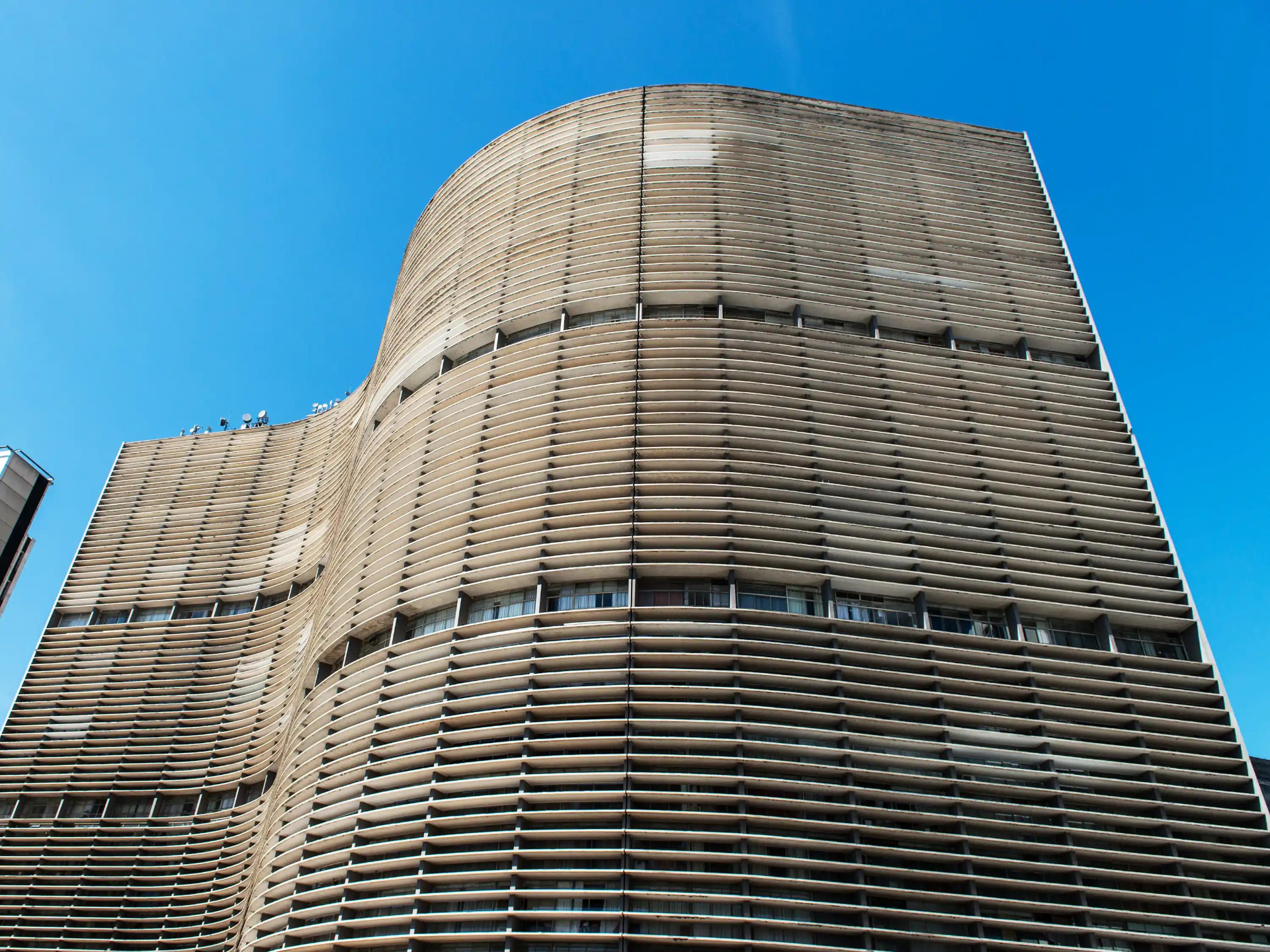Edifício vertical de São Paulo fotografado de baixo, em preto e branco