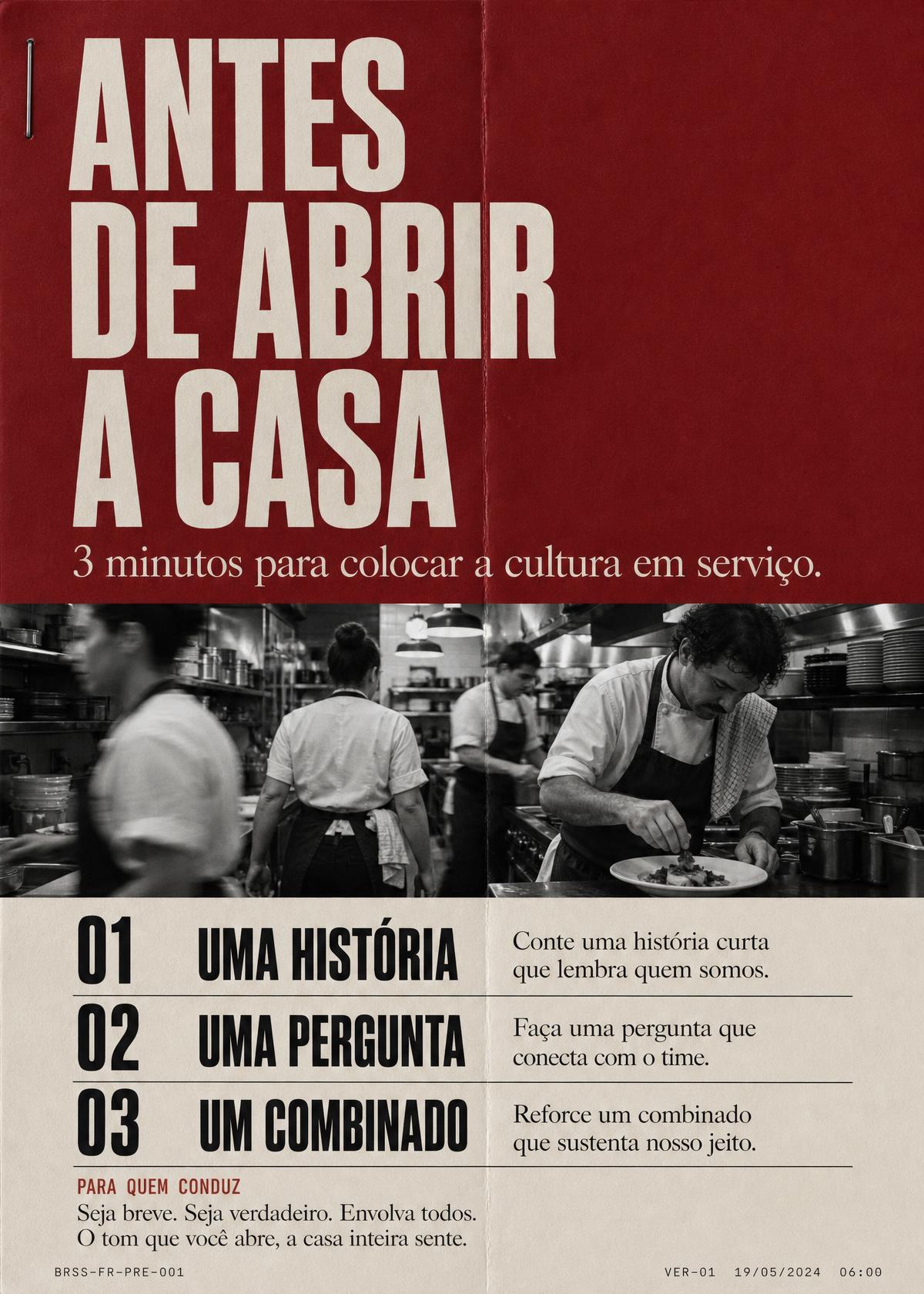 Cart\u00e3o de ritual de lideran\u00e7a Antes de abrir a casa, segurado por uma m\u00e3o dentro da cozinha